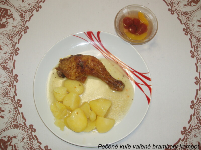 Pečené kuře vařené brambory kompot
